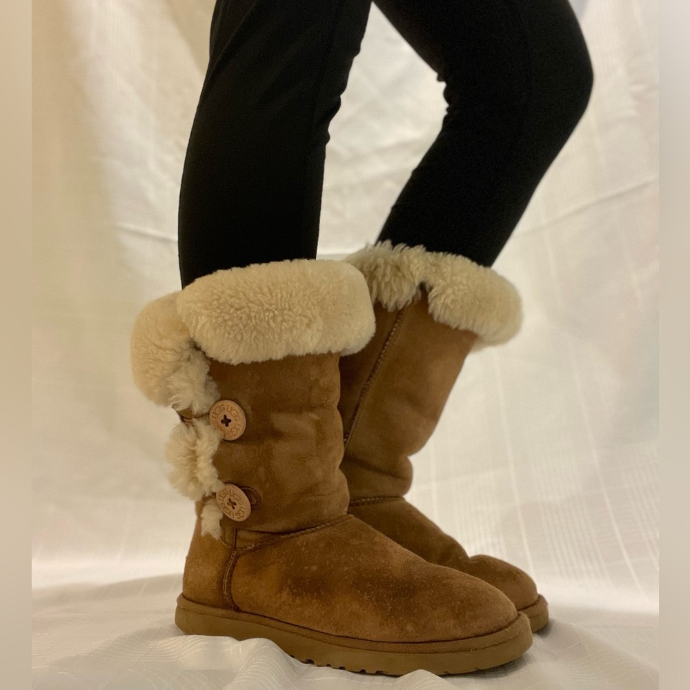 Ugg Bailey Button Tan Boot - size 8